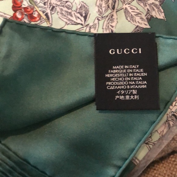 Last chance to purchase..Gucci Green Wondergarden Crest 100% Silk Scarf/Wrap - Picture 2 of 4